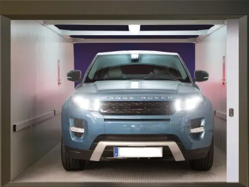 Range Rover всередині просторого автомобільного ліфта з добре освітленим салоном
