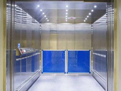 Інтер'єр лікарняного ліфта з синіми захисними бар'єрами