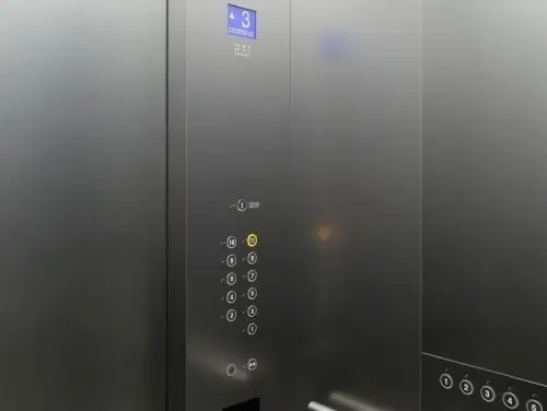 Панель управління ліфтом з підсвічуванням дисплея з номером поверху 3.