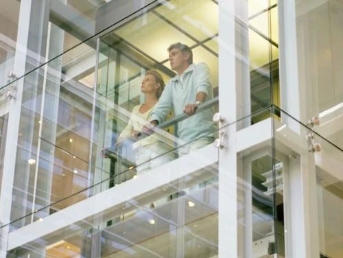 Пара в панорамному скляному ліфті