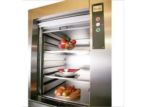 Сервісний ліфт із стелажами, на яких перевозяться страви та фрукти